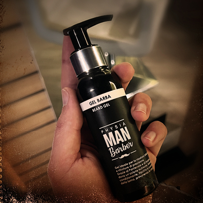 immagine con una mano su sfondo nero e tra le dita il prodotto gel barba